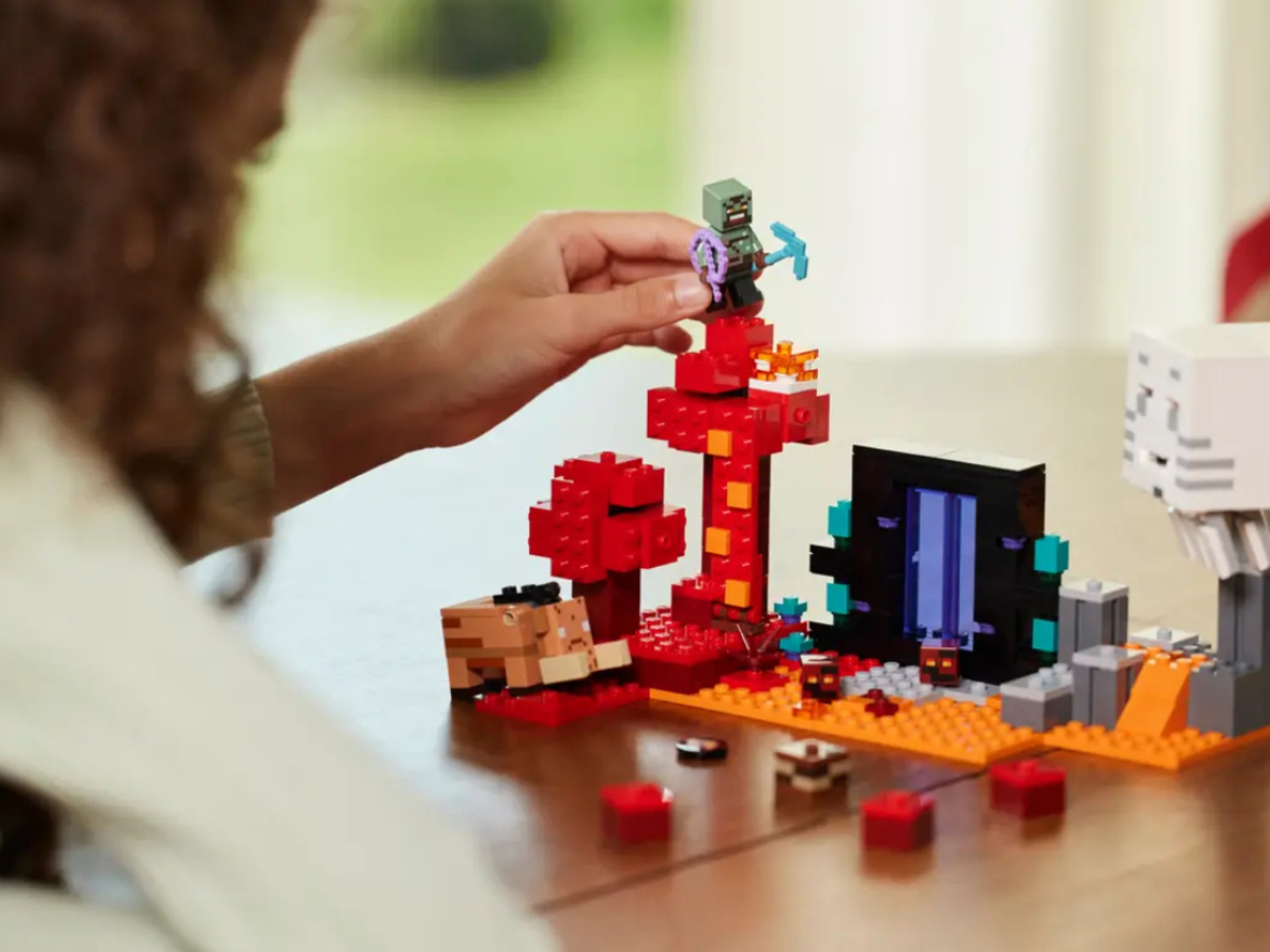 Конструктор LEGO® Minecraft Засада на портале Пустоты, 352 деталей, возраст  от 8+, 21255